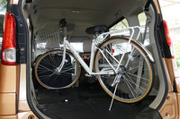 自転車が積めることは、中学生、高校生の子供がいる家族がクルマに求める大事な条件。雨の日のお迎えなどで、通学に使う自転車を置き去りにしないで済む。（写真＝webCG）