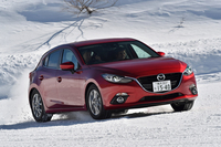 パイロンで特設されたタイトなハンドリングコースを行く「アクセラスポーツ15S」。まずはFF車で回頭性やハンドリングをチェックする。