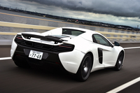 「650S スパイダー」の最高速度は、「650S クーペ」比で4km/hダウンの329km/hと公表される。