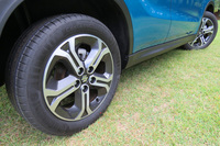 タイヤサイズは215/55R17。偏平率の高い大径タイヤの採用とも相まって、最低地上高は「SX4 Sクロス」の165mmから185mmに拡大している。