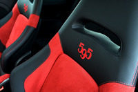 シートのバックレストには「595」のロゴが入る。