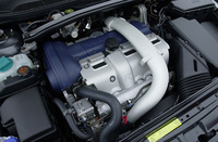 エンジンは、KKK社製ターボをアドオン。合計2個のインタークーラーや、吸排気系の両方にバルブコントロール「CVVT」が備わる。