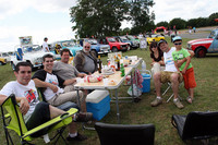 デジュネー（昼食）も「ルノー4（キャトル）」に囲まれて。車中泊も多数。