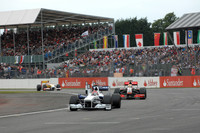 KERS信仰者だったBMWも、ついにこの「運動エネルギー回収システム」を今季断念すると発表。イギリスGPはフェラーリの2台のみが搭載して戦った。FIAが強引に導入した“環境問題への免罪符”は、途方もない開発費をともないながら実りが少ないと大不評。FIAは大幅なコスト削減を意地でも実施したいはずなのだが、統括団体としての姿勢に一貫性が認められない。なお今回のBMWの戦績は、ロバート・クビサ（写真）13位、ニック・ハイドフェルド15位。（写真＝BMW）