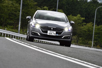 ヘッドライトはフルLED仕様。ハイビームとロービームを状況に応じて自動で切り替える「インテリジェントハイビーム」機能が備わる。