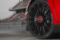 「アヴェンタドールLP750-4 SV」には、フロント20インチ（写真）、リア21インチの鍛造アルミホイールが与えられる。
    