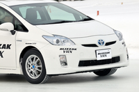 「プリウス」で、新旧モデルの氷上旋回性能を比較テスト。「ブリザックVRX」のコントロール性のよさが印象的だった。
    