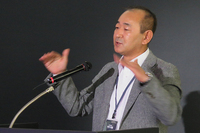 商品企画部の中村幸雄氏は、身振り手振りを交えて、パッケージングや軽量化などのマニアックな話を披露。
    