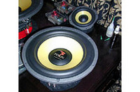 【写真上】FOCAL K2POWER Seriesポリケブラーラインに替わる新シリーズ、K2パワーの最上級機が165K3P。タイプの異なる16cmユニットを２個使用する3ウェイシステムだ。ネットワークにAXON社のキャパシターを採用するなど、徹底的にクオリティにこだわった設計。TN52というトゥイーターも新開発で、より透明感あふれる高域再生を実現する。【写真下】FOCAL K2POWER Seriesサブウーファーも最大口径18インチモデル、46KX Force4から最小口径の13cmモデル、5KSまで多彩にラインアップ。27cmの27KXや33cmの33KX、40cmの40KXなどもマルチマグネットを採用