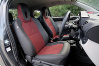 レザーパッケージのシート表皮は、「ブラックレザー×グレーファブリック」と「ブラックレザー×レッドファブリック」（写真）の2種類が用意され、注文時に選ぶことができる。
