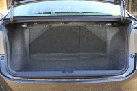 トランク容量は430リッター。後席は60：40の可倒式。リアバルクヘッドに補強材を追加して「環状構造」とすることでボディー剛性を向上させている。（クリックすると後席背もたれが倒れる様子が見られます）