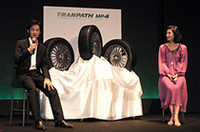 
	「トランパスMP4」のテレビCMに出演する、天海祐希さんと竹野内豊さんのトークショーも行われた。
	天海さんはCM出演を機に、タイヤの性能による走りや乗り心地も気にするようになったという。
	 