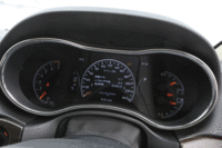 マイナーチェンジを機に、計器盤は液晶タイプに変更された。ステアリングホイールのスイッチを操作することで、中央部に燃費や車両設定などの情報を表示できる。（写真をクリックするとメーターの表示が変わります）
    