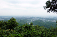 本丸跡へ向かう途中の景色。八王子市街地から東京都心部まで見渡せる。         