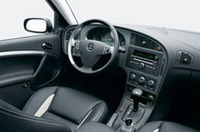 サーブ9-5セダンと、「エアロ」（欧州仕様）のインテリア。