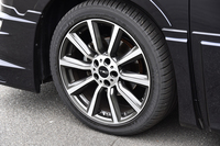 「TRD TF6」と名付けられたアルミホイール。テスト車は、ミシュランの「パイロットスポーツ3」タイヤが組み合わされていた。