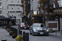 草津温泉の中心部を走る「スカイライン350GT ハイブリッド Type SP」と「200GT-t Type SP」。
    