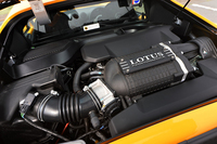 トヨタ製の3.5リッターV6エンジンにハロップ製のスーパーチャージャーが組み合わされるパワーユニットは、350psと40.8kgmを発生する。