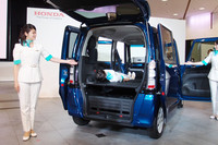 「N BOX＋」の多彩な荷室アレンジの中でも“極めつけ”なのが、「ベッドモード」と呼ばれる車中泊モード（写真）。あおむけに倒した前後席と荷室のフロアボードをひとつながりにし、大人2人が寝られるスペースを作り出す。