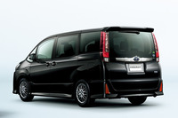 ノアSi（ハイブリッド車）のリアビュー。