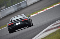 より高出力なV10エンジンや固定式のリアウイングなどに加え、「V10プラス」にはドライ、ウエット、スノーの3つの走行モードを選択可能な「パフォーマンスモード」や、機械式LSDなどが標準で採用される。