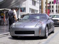 撮影しようとストップしたら、「ちょっと見せて」とポリスもよってきた。