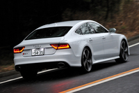 アウディRS 7スポーツバック
    ボディーサイズ：全長×全幅×全高＝5010×1910×1425mm／ホイールベース：2915mm／車重：2070kg／駆動方式：4WD／エンジン：4リッターV8 DOHC 32バルブ ツインターボ／トランスミッション：8AT／最高出力：560ps/5700-6700rpm／最大トルク：71.3kgm/1750-5500rpm／タイヤ：（前）275/30ZR21 （後）275/30ZR21／価格：1615万円（消費税8％込み）