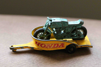 1970年代初め、子供時代のボクが東京で遊んでいた英国製マッチボックスのミニカー箱から。ホンダのニ輪とトレーラー。欧州で日本メーカーのバイクは、のちに四輪車の知名度を高めるきっかけとなった。
    
    