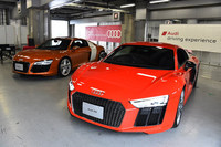 富士スピードウェイのピットに展示されていた新旧「R8」。手前が今回日本に導入された新型で、奥が従来モデル。