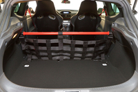 「トロフィーR」のキャビン内部を、荷室側から見た様子。後席は取り払われ、ボディー剛性を高めるための赤いバーが中央を貫く。