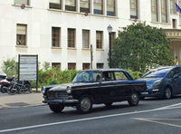 ブーローニュ・ビヤンクールの市役所前で。「プジョー404」のファンが街を流す。