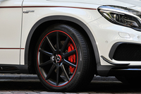 マットブラックにペイントされた20インチAMG10スポークアルミホイールは、「Edition 1」の専用装備。組み合わされるタイヤのサイズは235/40ZR20となる。