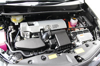 パワーユニットは基本的に「プリウス」のそれを譲り受けるが、エンジンやモーターは「プリウス」より大きな車重を考慮しリセッティングされている。