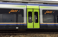 スペックによると、ドア開口部の幅は1300mm。JR東日本のE231系と同レベルである。