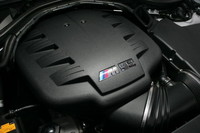 エンジンの出力は、クーペとセダンで変わらず。420ps/8300rpm、40.8kgm/3900rpmを発生する。