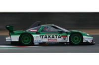 05モデルの「NSX」。横から見るとフロントのチンスポイラーとリアバンパーの形状が変わって、全長が伸びているようだ。