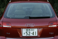 荷室の容量は、565〜1660リッター。12V電源やウィンドウブラインドなどのアクセサリーが標準で備わる。
	写真をクリックするとシートが倒れるさまが見られます。