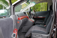 グレードによっては、2列目だけでなく助手席でもオットマン機能が使えるようになった。