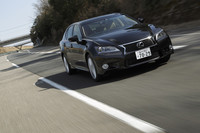 新型「GS」では乗員の耳に届くエンジン音にもこだわった。吸気系に「サウンドジェネレーター」を装着して、軽快に伸びる加速サウンドを演出している。