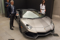 「ランボルギーニ・アヴェンタドールLP720-4 ロードスター 50°アニヴェルサリオ」とランボルギーニ・ジャパン代表のエジナルド・ベルトリ氏（写真左）。