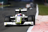 前戦でみられたブラウン復活劇は長続きせず。予選で4位のルーベンス・バリケロ（写真）は、またもスタートでアンチストールが作動しせっかくのセカンドローを生かせずじまい。戦略を変更しなんとかポイント圏内の7位でフィニッシュできたが、ゴール目前でオイルをコースにぶちまけて走行、ゴール後には出火し消火器の標的となった。最悪なのはジェンソン・バトンのほうで、タイヤをうまく使えず予選14位。スタートではその代償を払い、混戦の中段グループのなかで後続車に追突されリタイア。今年初のノーポイントでレースを終えた。（写真＝Brawn GP）