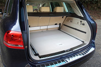 荷室スペースは、標準時580リッター、後席を倒すことで1642リッターまで拡大できる。トノカバーは高さを調節することも可能だ。さらに「V6」には、荷室を仕切ったり、荷物を固定したりできる「ラゲージマネージメントシステム」も用意される。