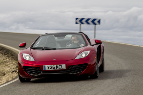 �}�N���[����MP4-12C�X�p�C�_�[�iMR/7AT�j�u�}�N���[����MP4-12C�v�ɁA�Җ]�̃I�[�v�����f�����o��B�N�[�y...