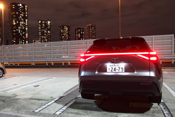 「bZ4X」のプラットフォームは、トヨタがスバルと共同開発したEV専用の「e-TNGA」と呼ばれるもの。駆動方式はFWDまたは4WDが選べ、車重は前者が1920kgで後者が2010kg。