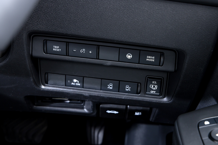 ステアリングホイールの右側にはスライドドアの開閉などのスイッチがずらりと並ぶ。ドライブモードセレクターもここにある。