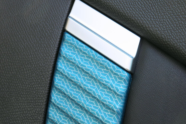 シトロエンE-C4エレクトリック（ドアトリム装飾）