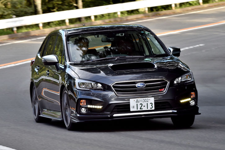 足まわりにはスバルがビルシュタインと共同開発したダンパーを採用。前輪には可変減衰力サスペンション「DampMatic II」を用い、しなやかさと確かな操舵応答性を目指している。