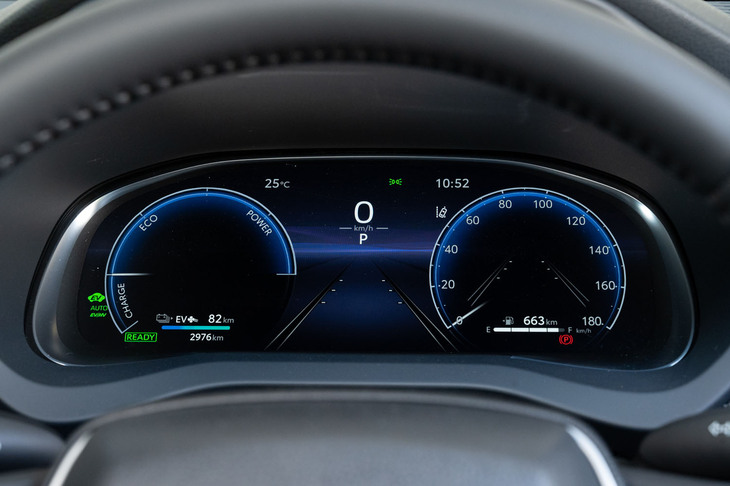 12.3インチのTFTカラー液晶メーター。試乗開始時はバッテリーがほぼ満充電の状態で、EV走行距離は82kmと表示されていた。