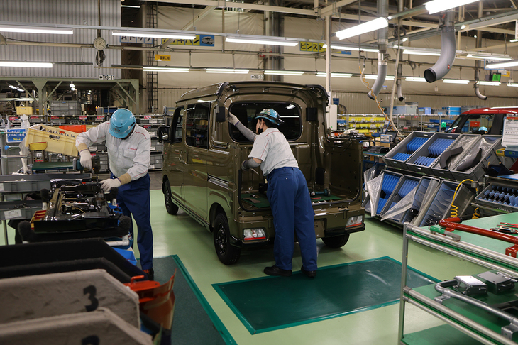 「デッキバン」は専用架装用のAドックが生産を担当。特装車は仕様が豊富かつ細かな作業が多い。ダイハツ製のダンプや福祉車両などもここでつくられる。