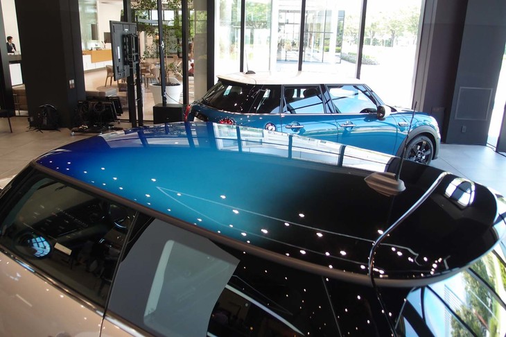 鮮やかなグラデーションカラーが見どころのオプション「マルチトーンルーフ」。